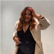 Studentessa universitaria impartisce lezioni per ragazzi fino alla terza superiore